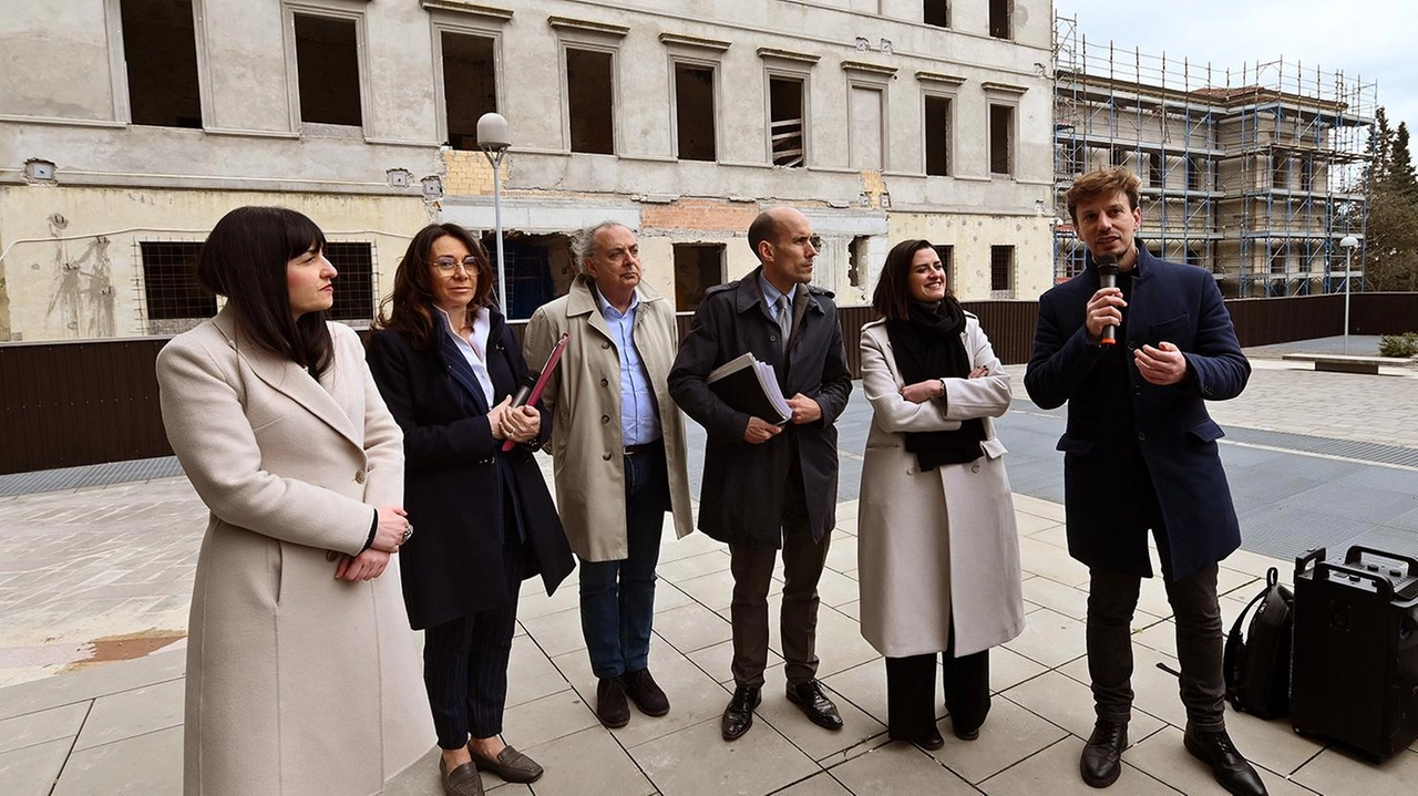 I vertici della Regione e della Usl 1 si sono ritrovati in piazza Coppoli (Crocchioni)