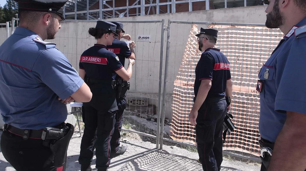 I carabinieri appongono i sigilli. al cantiere in Massetana Romana I carabinieri appongono i sigilli. al cantiere in Massetana Romana