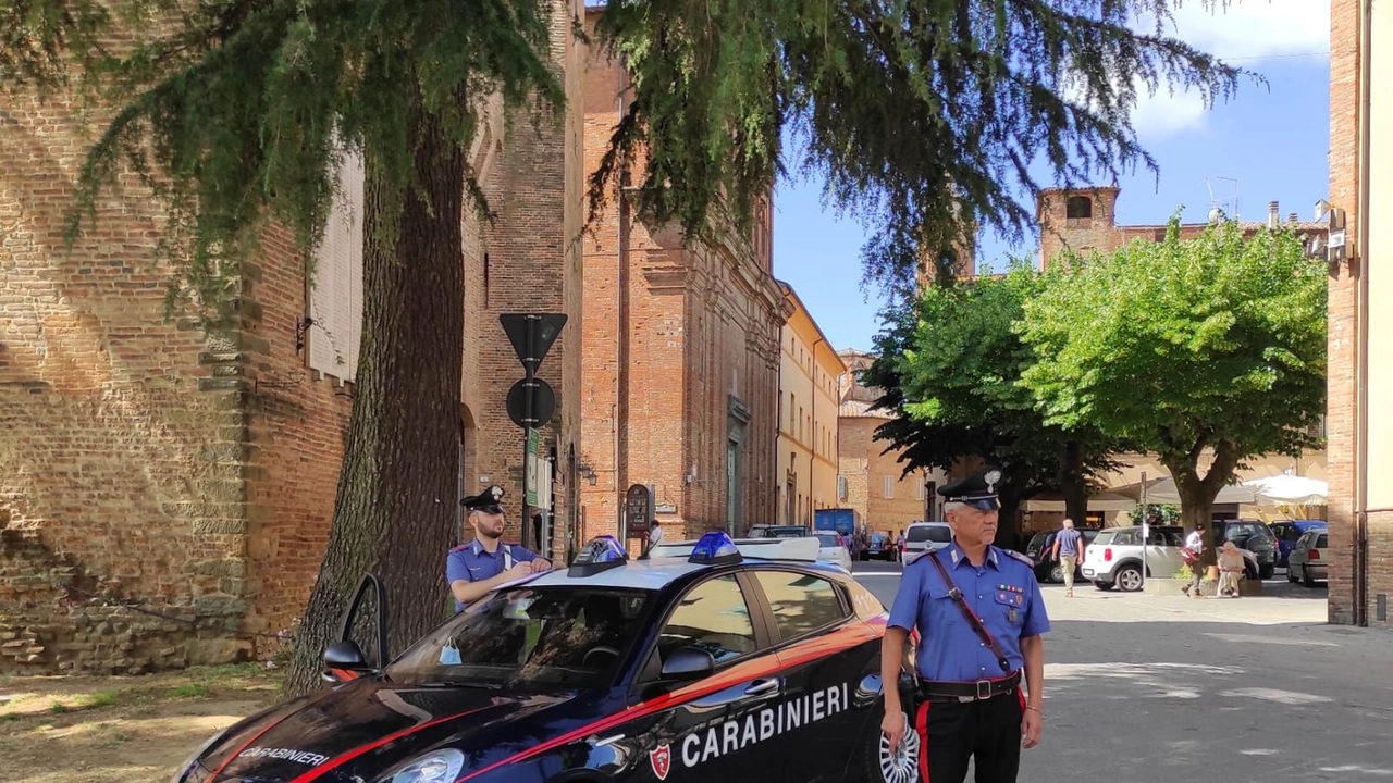 I carabinieri stavano per rompere il finestrino I carabinieri stavano per rompere il finestrino