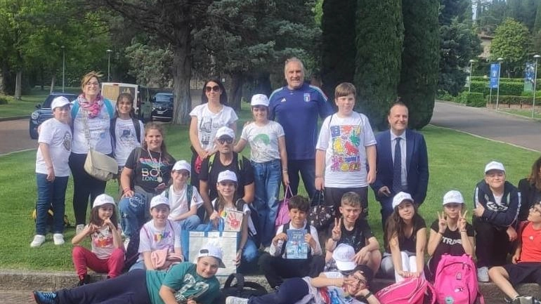Nella foto i bambini della primaria “Nardi“ di Spianate hanno preso parte al concorso con giocattolo «Namix» Nella foto i bambini della primaria “Nardi“ di Spianate hanno preso parte al concorso con giocattolo «Namix»