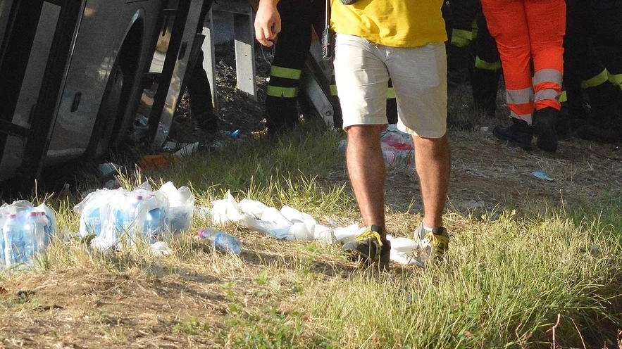 L’incidente in A1. Il pullman «trafitto» dal guard rail, muore la guida turistica L’incidente in A1. Il pullman «trafitto» dal guard rail, muore la guida turistica