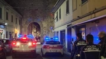 Le pattuglie della polizia municipale hanno passato al setaccio la strada dopo le polemiche di residenti e commercianti . Ieri le verifiche sono state eseguite dai carabinieri. Si replica nei weekend. Le pattuglie della polizia municipale hanno passato al setaccio la strada dopo le polemiche di residenti e commercianti . Ieri le verifiche sono state eseguite dai carabinieri. Si replica nei weekend.