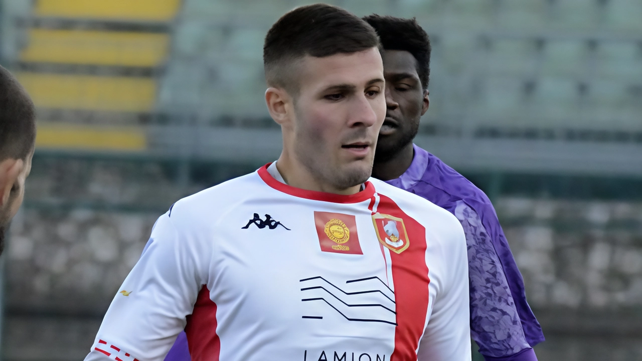 I biancorossi superano il Poggibonsi che recrimina su tre legni colpiti. Ma anche i maremmani hanno avuto altre occasioni: super il portiere senese.