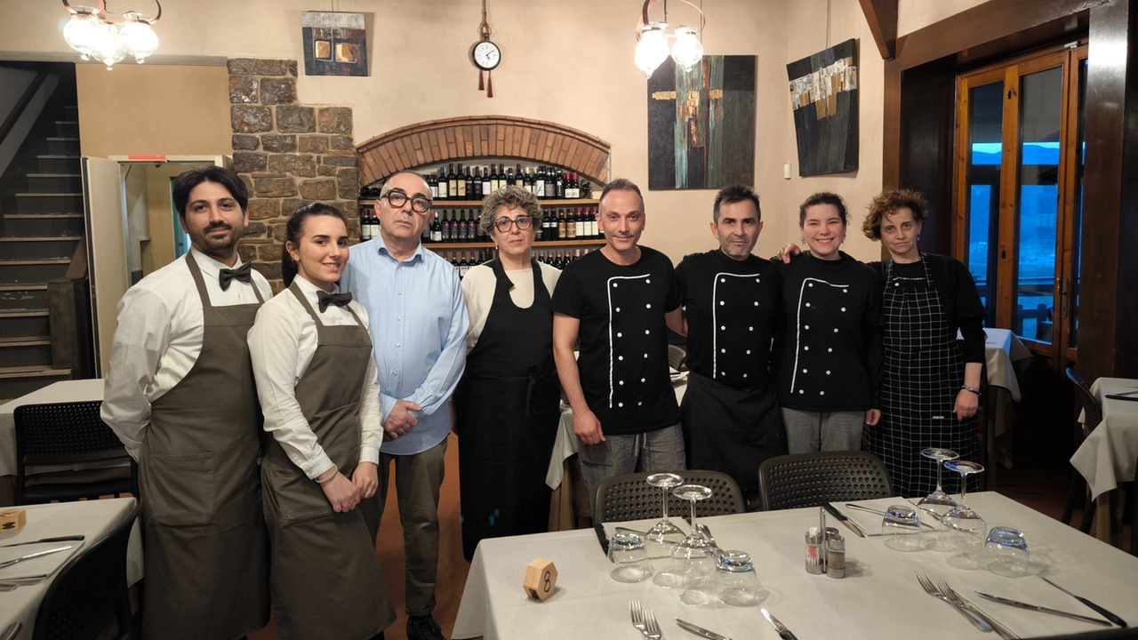 Lo staff del Ristorante Taverna della Rocca aperto a Montemurlo dal 1979. A dare inizio all’attività di Antonino Marchese, cuoco molto stimato originario di Catania. Oggi alla guida del locale ci sono i figli Alfio, Vincenzo e Alfina
