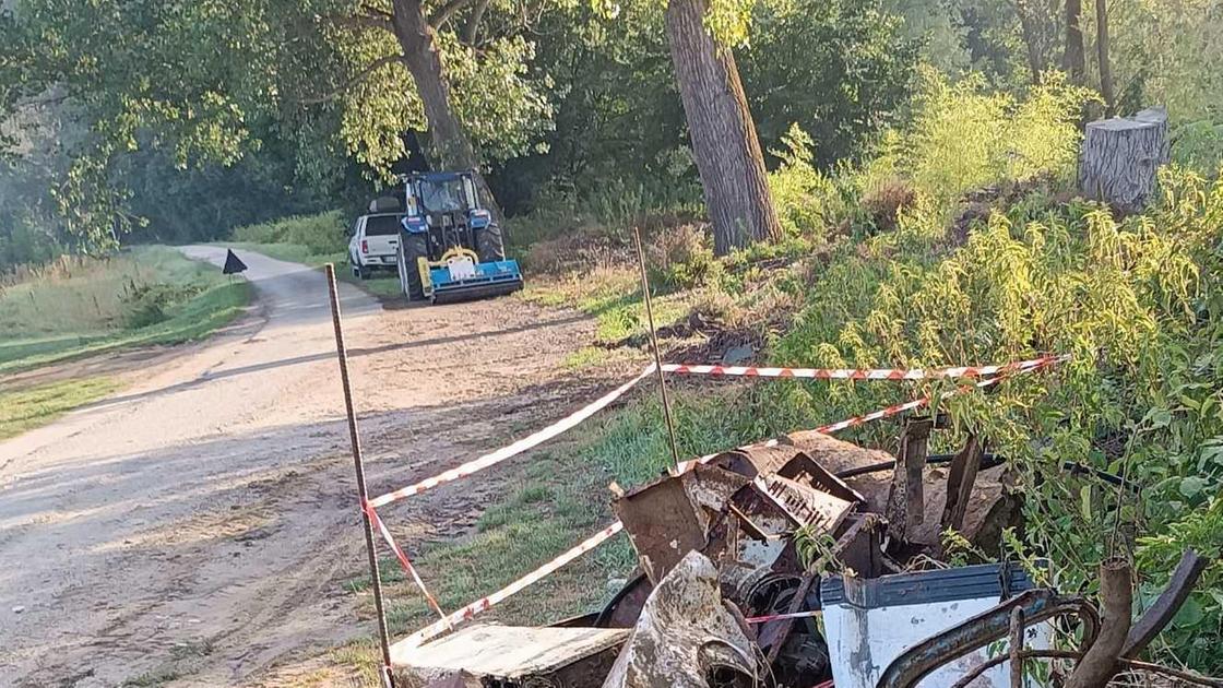 Una lavatrice e pezzi di lamiere . Discarica sulle sponde dell’Arno Una lavatrice e pezzi di lamiere . Discarica sulle sponde dell’Arno