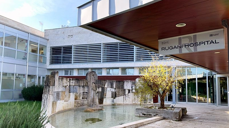 L’ingresso del ’Rugani Hospital’, punto di riferimento d’eccellenza della sanità senese