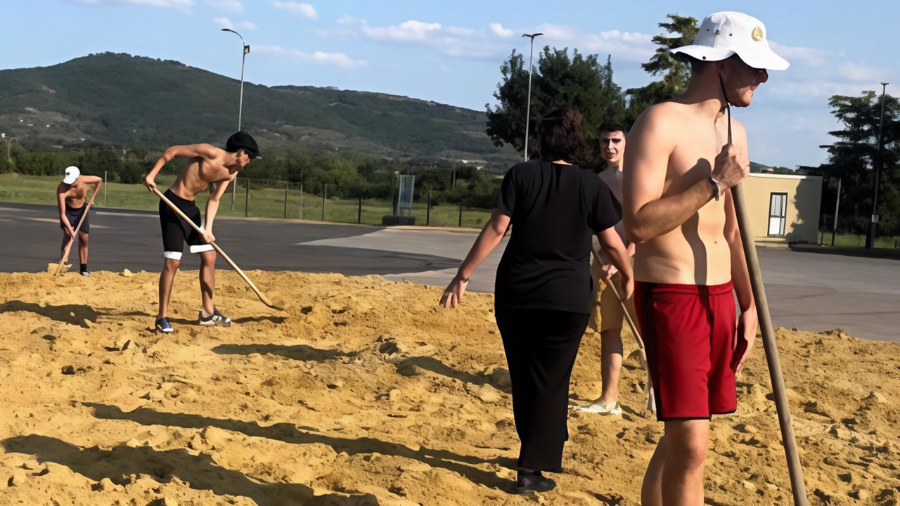 Volontari al lavoro per ricreare una spiaggia a Camucia Volontari al lavoro per ricreare una spiaggia a Camucia