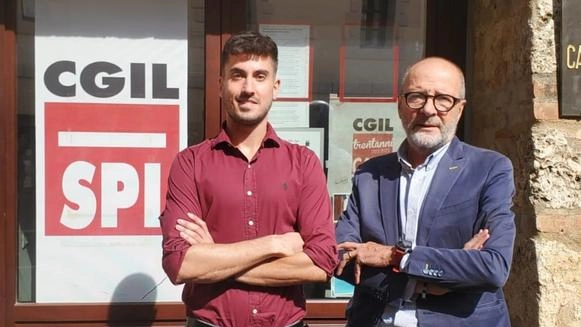 A Massa apre il «Punto Digitale» A sinistra il «facilitatore» Federico Antoniotti e Giorgio Romualdi, segretario di Federconsumatori Grosseto A Massa apre il «Punto Digitale» A sinistra il «facilitatore» Federico Antoniotti e Giorgio Romualdi, segretario di Federconsumatori Grosseto