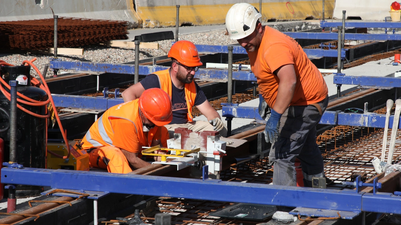 La posa dei primi binari della tramvia Libertà-Bagno a Ripoli in via Pian di Ripoli: operai nel cantiere (Foto Marco Mori/New Press Photo) La posa dei primi binari della tramvia Libertà-Bagno a Ripoli in via Pian di Ripoli: operai nel cantiere (Foto Marco Mori/New Press Photo)
