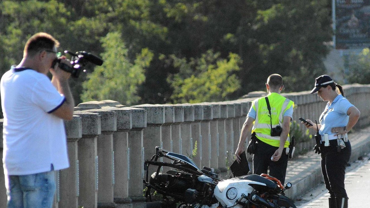 La moto distrutta sul ponte di Pratantico; in alto Fabio Mazzi La moto distrutta sul ponte di Pratantico; in alto Fabio Mazzi