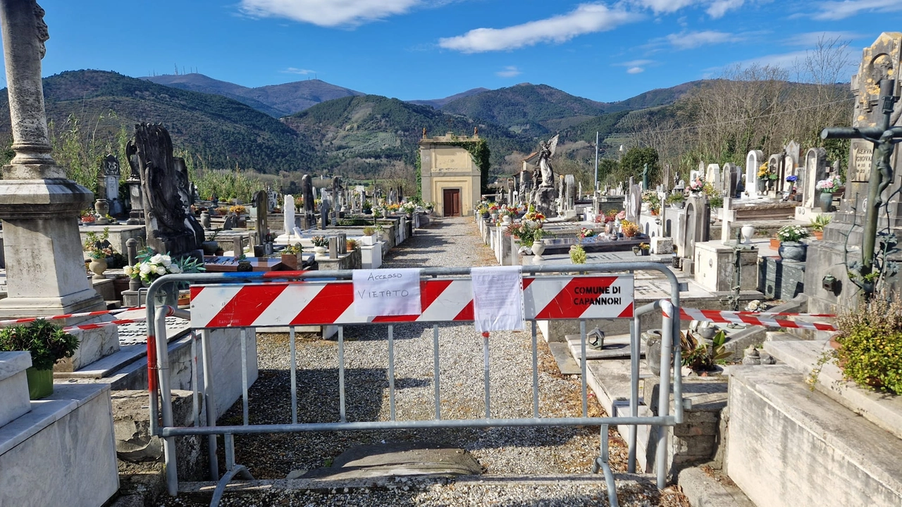 Il cimitero della frazione di San Ginese di Compito, nel comune di Capannori, è stato chiuso dopo le piogge dei giorni scorsi