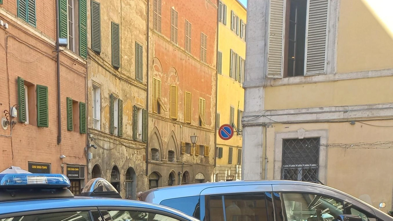 Una donna di 68 anni è stata investita da un'auto a Siena, con danni al veicolo e trasporto in ospedale. Intervento immediato dei soccorsi e indagini in corso. Una donna di 68 anni è stata investita da un'auto a Siena, con danni al veicolo e trasporto in ospedale. Intervento immediato dei soccorsi e indagini in corso.