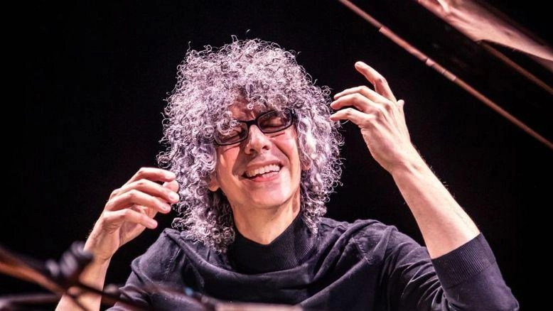 Giovanni Allevi salirà sul palco del teatro Moderno oggi alle 21.15 L’evento è organizzato da «AdArte» in collaborazione con «Uscita di Sicurezza» Giovanni Allevi salirà sul palco del teatro Moderno oggi alle 21.15 L’evento è organizzato da «AdArte» in collaborazione con «Uscita di Sicurezza»