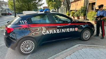 Rapina la commessa, poi la bacia sul collo: è accusato di violenza sessuale