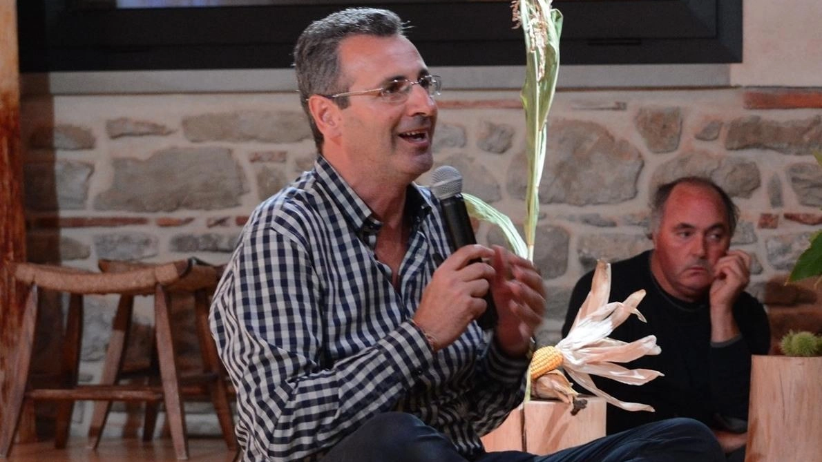 Massimo Orlandi, giornalista, è uno dei fondatori della Fraternità di Romena A San Giovanni, presenter. à il suo nuovo libro «La rivoluzione della cura». Massimo Orlandi, giornalista, è uno dei fondatori della Fraternità di Romena A San Giovanni, presenter. à il suo nuovo libro «La rivoluzione della cura».
