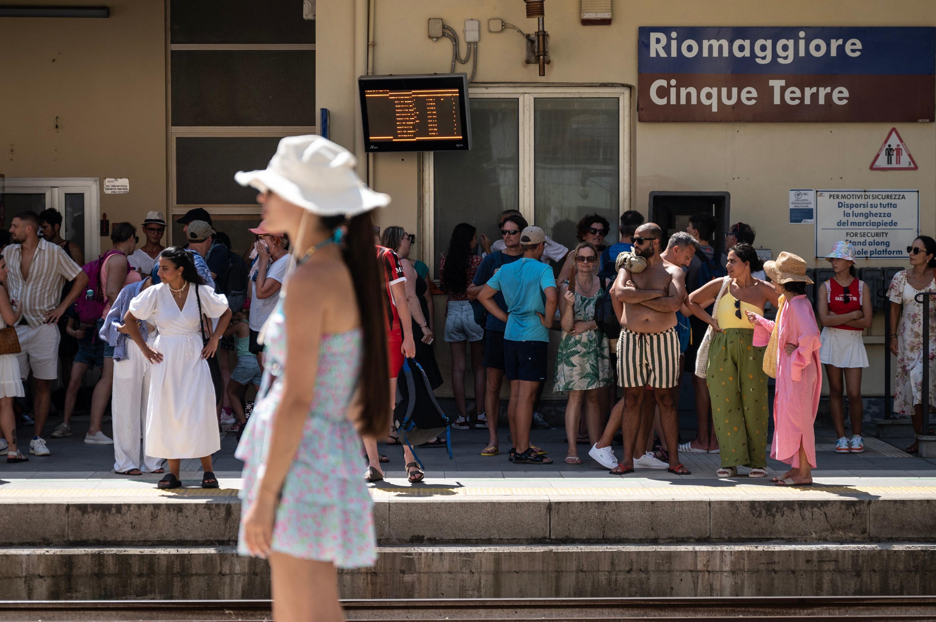 Cinque Terre sold out. Il caso dei turisti ‘prigionieri’ in stazione e l’appello della sindaca Cinque Terre sold out. Il caso dei turisti ‘prigionieri’ in stazione e l’appello della sindaca