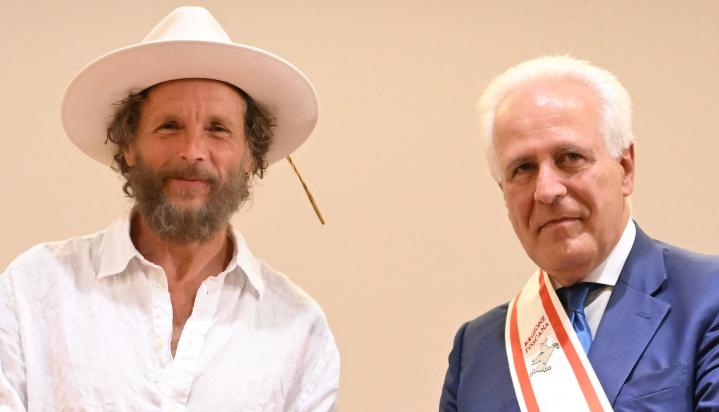 firenze jovanotti si commuove parlando dei genitori durante la consegna del pegaso d8217oro