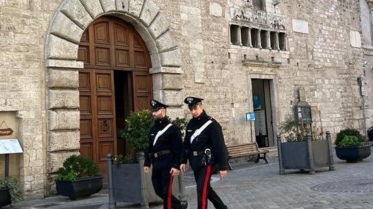 Le indagini sono state condotte dai carabinieri di Narni che in poco tempo hanno identificato il 13enne e il 15enne autori del furto e dei danneggiamenti Le indagini sono state condotte dai carabinieri di Narni che in poco tempo hanno identificato il 13enne e il 15enne autori del furto e dei danneggiamenti