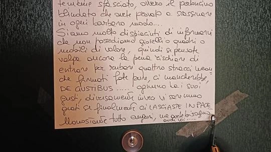 Il cartello attaccato alla porta, in un post su Facebook Il cartello attaccato alla porta, in un post su Facebook