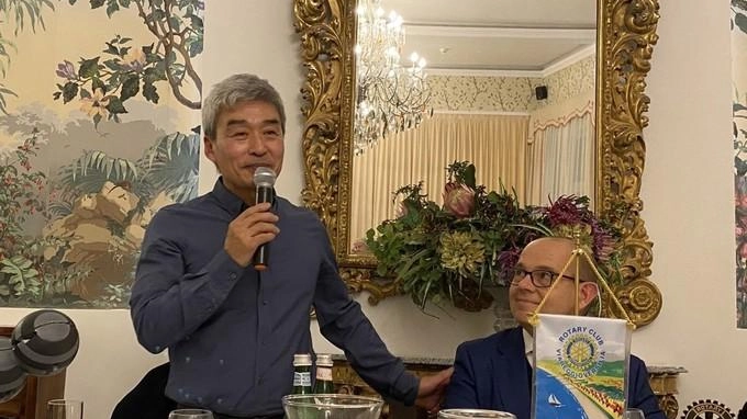 Dal Club Viareggio Versilia omaggio allo scultore che vive e realizza le sue opere a Pietrasanta. Dal Club Viareggio Versilia omaggio allo scultore che vive e realizza le sue opere a Pietrasanta.