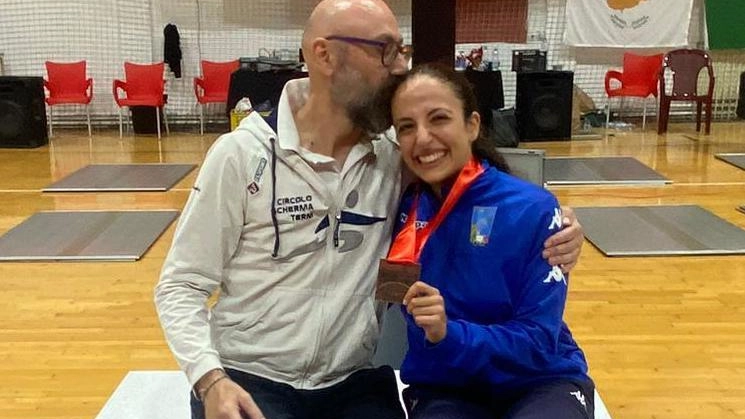 La spadista Elena Ferracuti del Circolo Scherma Terni conquista il bronzo al Circuito Satellite FIE di Belgrado. Soddisfazione per il risultato e il supporto del maestro Bartoli. La spadista Elena Ferracuti del Circolo Scherma Terni conquista il bronzo al Circuito Satellite FIE di Belgrado. Soddisfazione per il risultato e il supporto del maestro Bartoli.