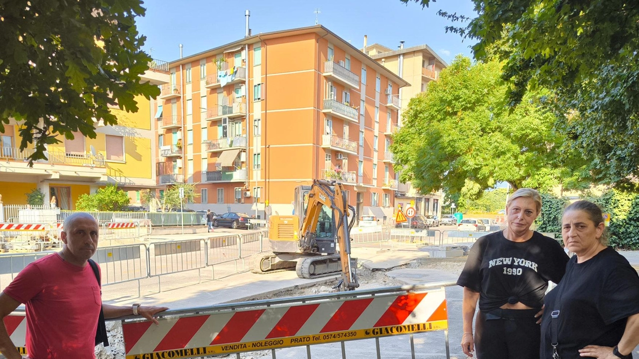 Residenti e commercianti. contro i lavori in via Catani Residenti e commercianti. contro i lavori in via Catani