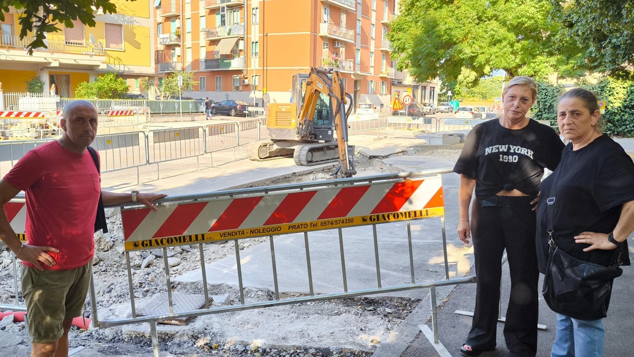 Residenti e commercianti. contro i lavori in via Catani Residenti e commercianti. contro i lavori in via Catani
