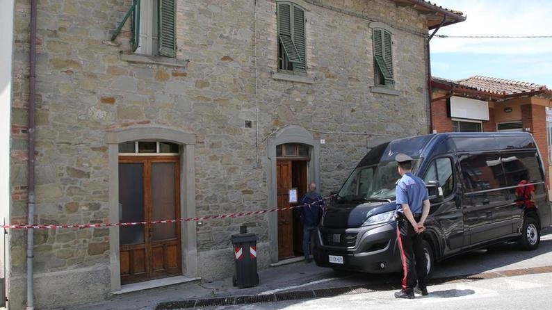 I carabinieri davanti all’abitazione della coppia a Tuoro I carabinieri davanti all’abitazione della coppia a Tuoro