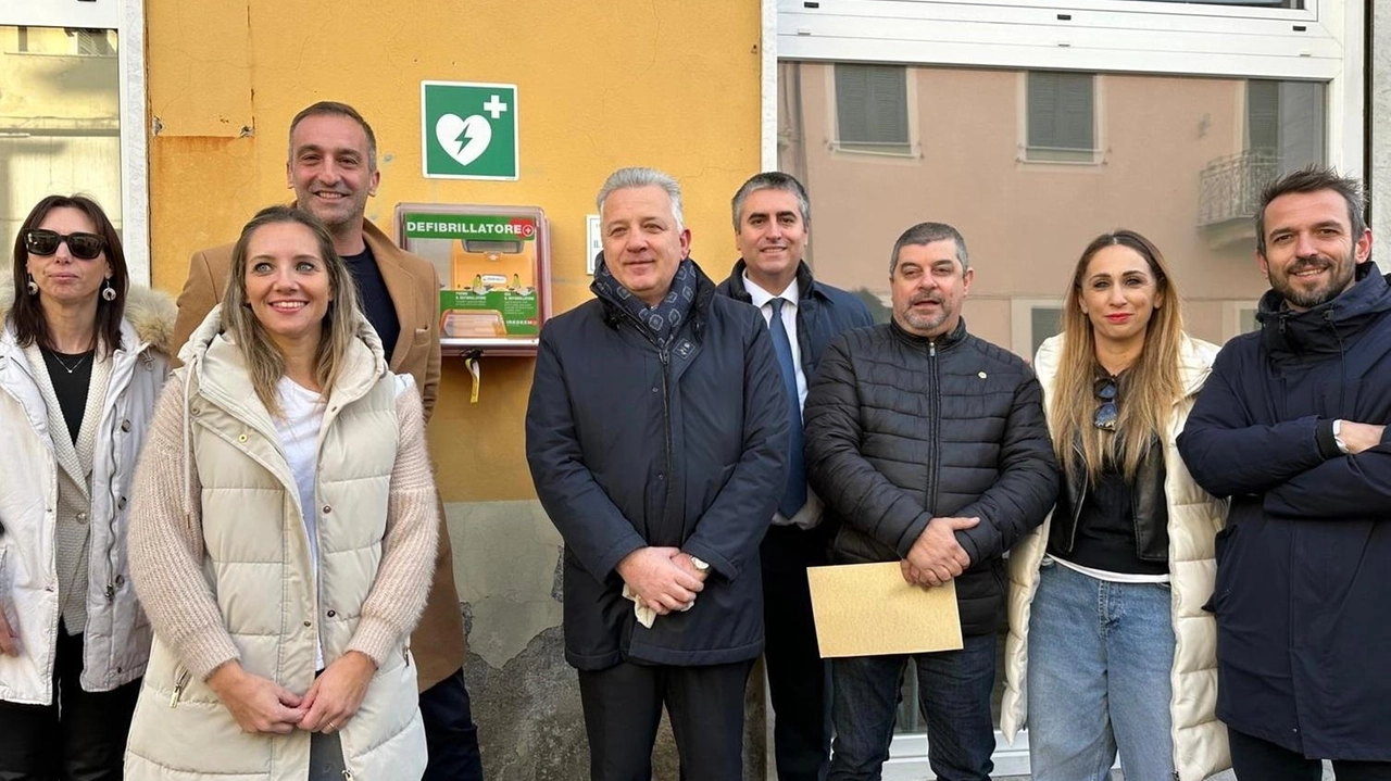 L’inaugurazione del defibrillatore donato a Migliarina dal nido d’infanzia ’Il bruco birichino’ L’inaugurazione del defibrillatore donato a Migliarina dal nido d’infanzia ’Il bruco birichino’