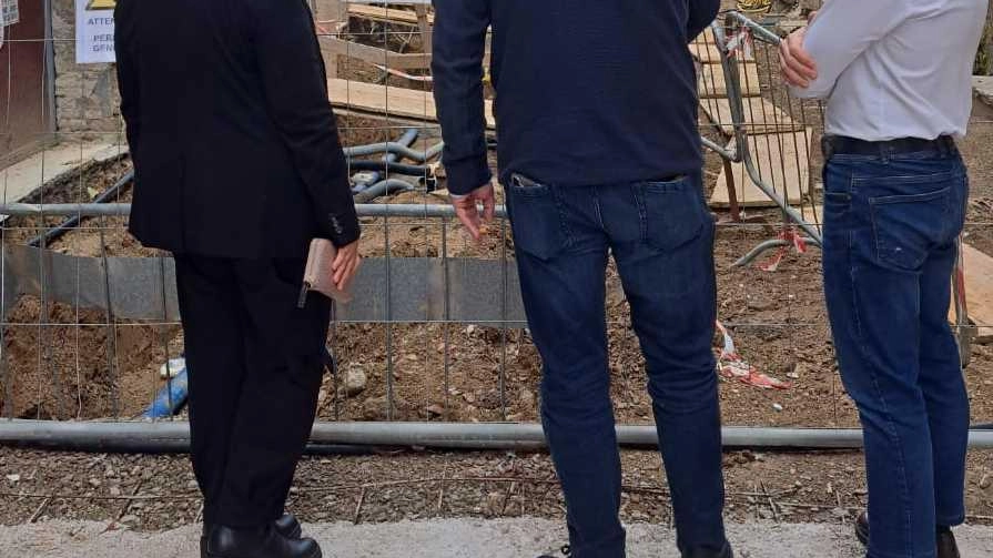Sindaco, vice e assessore hanno effettuato un sopralluogo al cantiere di via Gallurì per osservare lo stato dei lavori Sindaco, vice e assessore hanno effettuato un sopralluogo al cantiere di via Gallurì per osservare lo stato dei lavori