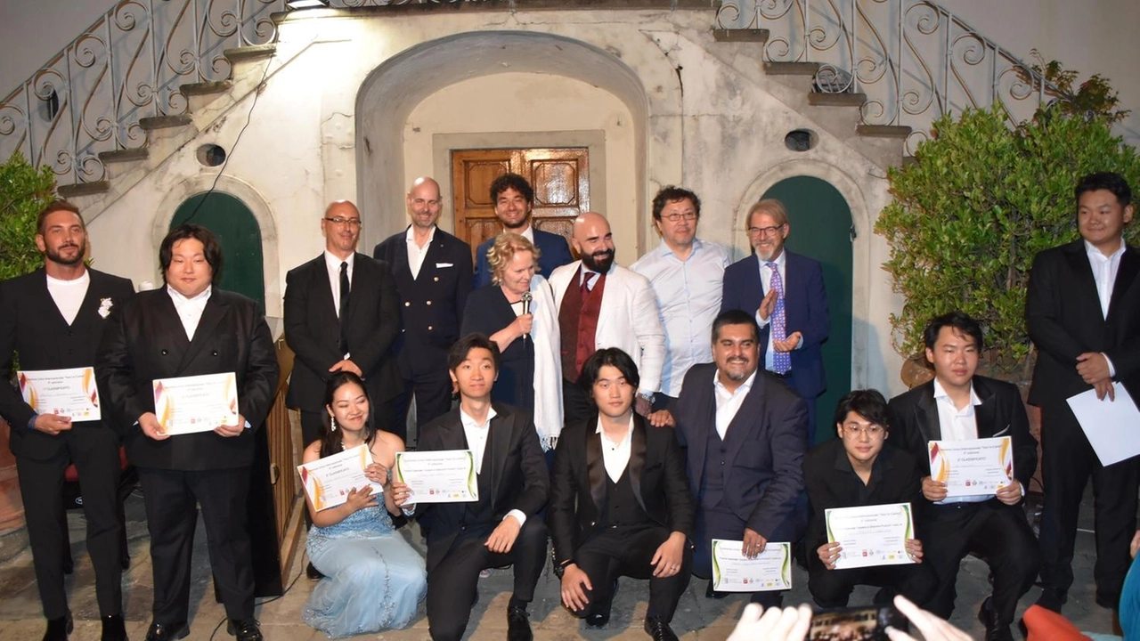 I partecipanti del concorso «Voci in-canto» insieme al sindaco Dino Cordio, Katia Ricciarelli e il conte Guido Anzilotti I partecipanti del concorso «Voci in-canto» insieme al sindaco Dino Cordio, Katia Ricciarelli e il conte Guido Anzilotti