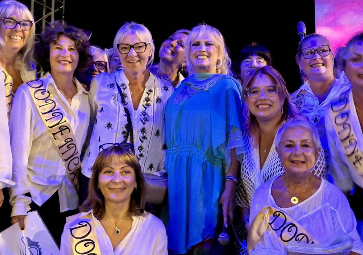 Rivale e il coro di donne incantano la piazza Rivale e il coro di donne incantano la piazza