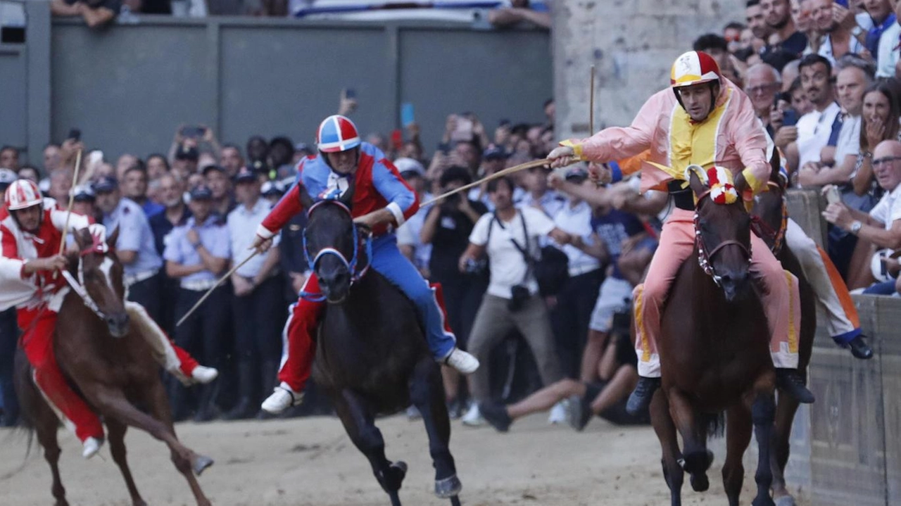 Il Palio del 16 agosto è stato vinto dalla contrada del Valdimontone, che ha condotto la corsa dall’inizio alla fine
