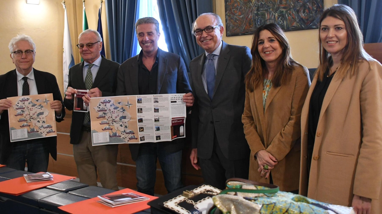 Sono 28 i manieri dalla Lunigiana a Montignoso inseriti nella brochure dell’istituto di valorizzazione. Un depliant che invita a percorsi lenti e culturali alla scoperta dei tesori del territorio presentato a Palazzo Binelli.