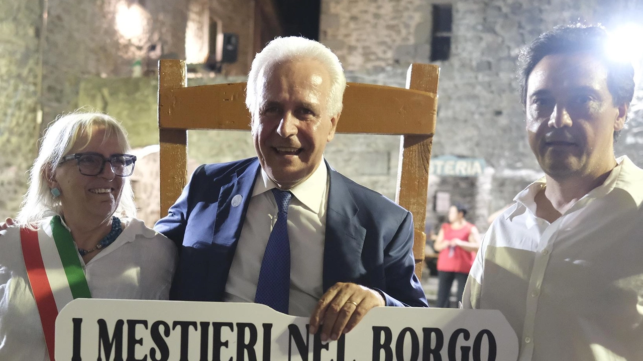 Eugenio Giani alla festa ’I mestieri nel borgo’ a Ponticello in Lunigiana Eugenio Giani alla festa ’I mestieri nel borgo’ a Ponticello in Lunigiana