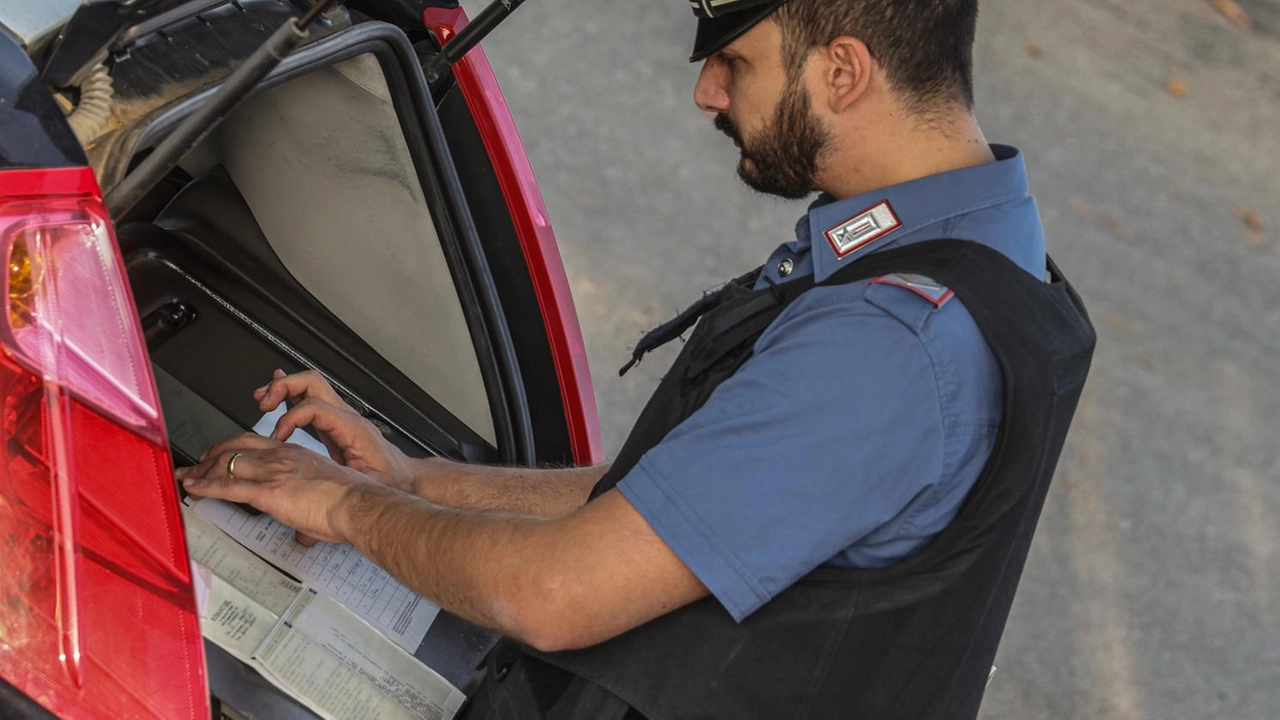 Rubano borsello ad anziano. Poi i ladri vanno a fare tre prelievi al bancomat