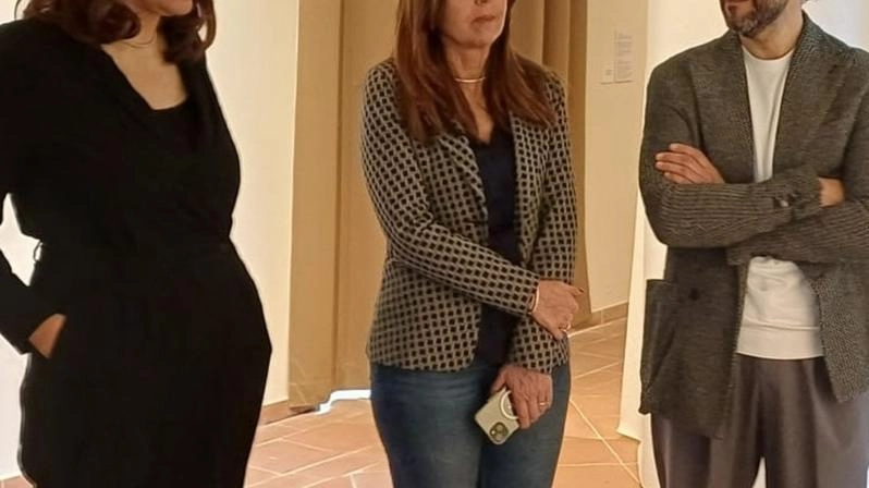 Due mostre al Mudac di Carrara esplorano la polvere di marmo con opere di Vincenzo Marsiglia e Federico Galeotti.