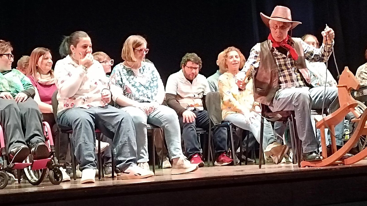 Un momento dello spettacolo di teatro sociale «In viaggio»,. al Moderno, diretto da Massimo Bonechi e Chiara Ciofini