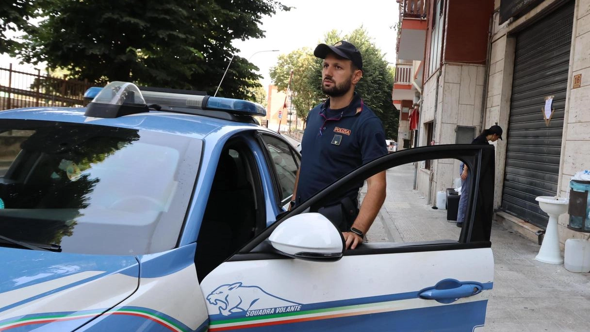 Due ragazzi di 16 anni a Firenze sono stati sorpresi in un cantiere edile mentre facevano video per TikTok. Rischiano un'ammenda per accesso non autorizzato. La polizia li ha affidati ai genitori. Due ragazzi di 16 anni a Firenze sono stati sorpresi in un cantiere edile mentre facevano video per TikTok. Rischiano un'ammenda per accesso non autorizzato. La polizia li ha affidati ai genitori.