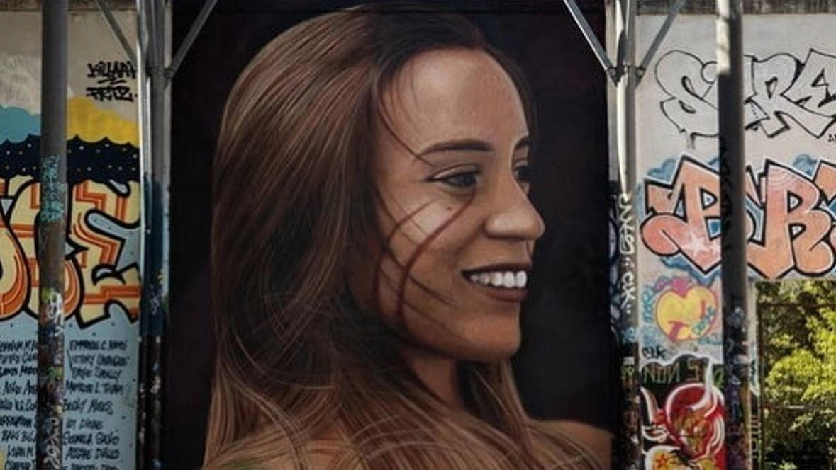 Il volto di Luana D’Orazio, la mamma morta sul lavoro a soli 22 anni, raffigurato in un murales realizzato dallo street artist Jorit al Prenestino. a Roma
