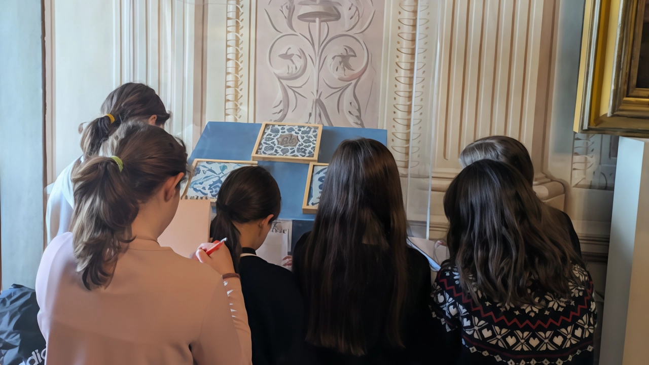 Alunne della 5^ A della Primaria di Cerreto Guidi durante un’esperienza artistica Alunne della 5^ A della Primaria di Cerreto Guidi durante un’esperienza artistica