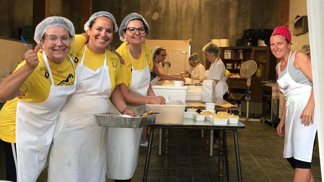 Le cuoche e lo staff della ’Sagra delle lasagne intodellate’ in programma da stasera al 6 luglio alla scuola Le Grazie Le cuoche e lo staff della ’Sagra delle lasagne intodellate’ in programma da stasera al 6 luglio alla scuola Le Grazie