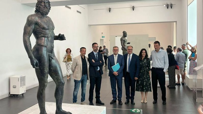 I due sindaci di San Casciano e Reggio e i curatori della mostra tra i Bronzi di Riace I due sindaci di San Casciano e Reggio e i curatori della mostra tra i Bronzi di Riace