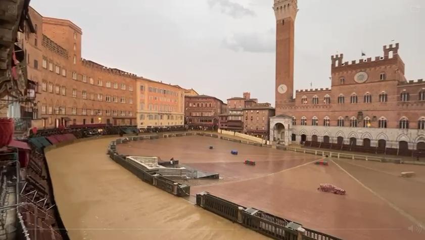 siena pioggia in piazza del campo a due giorni dal palio