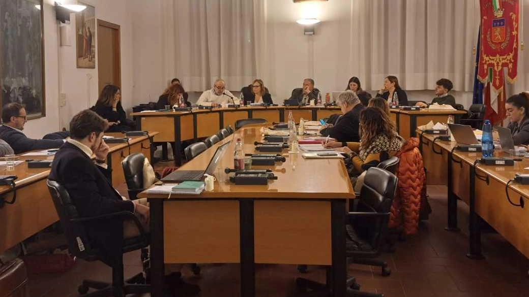 L’aula consiliare del Comune di Poggibonsi con la giunta della sindaca Susanna Cenni e i consiglieri di maggioranza e minoranza L’aula consiliare del Comune di Poggibonsi con la giunta della sindaca Susanna Cenni e i consiglieri di maggioranza e minoranza