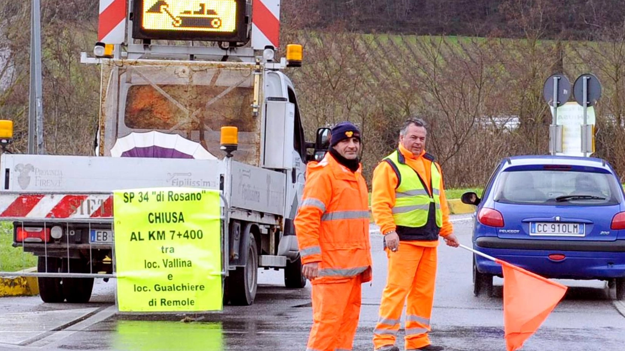 Il due novembre via di Rosano sarà chiusa al traffico per terminare le operazioni di messa in sicurezza dopo le frane A metà dicembre la riapertura Il due novembre via di Rosano sarà chiusa al traffico per terminare le operazioni di messa in sicurezza dopo le frane A metà dicembre la riapertura