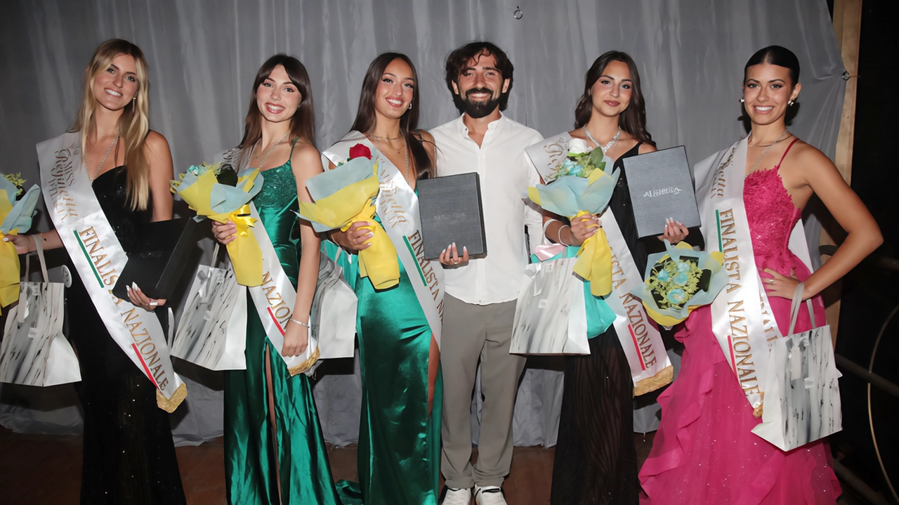 Le miss sul palco del Festival cibi e tradizioni (foto Borghesi) Le miss sul palco del Festival cibi e tradizioni (foto Borghesi)