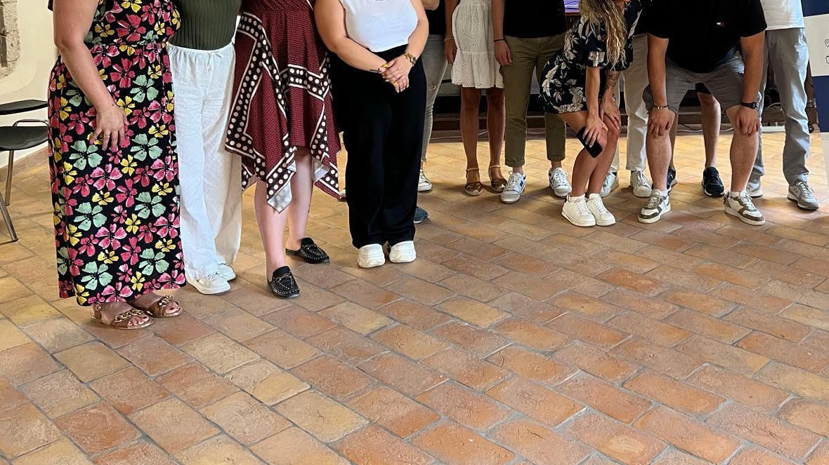 Il Corso di alta formazione Roberto Grandis in Umbria si concluderà il 14 settembre con la consegna dei diplomi ai venti partecipanti. La cerimonia avrà luogo a Gubbio, con la presenza di autorità locali e testimonial di prestigio come l'attore Fabio Vagnarelli.