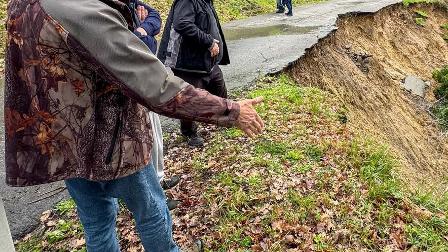 Alcuni degli abitanti dell’area di via di Vaticano sono riusciti a spostare la macchina più a valle rispetto alla frana e possono muoversi ma poi devono raggiungere casa a piedi, altri invece sono bloccati (Goiorani) Alcuni degli abitanti dell’area di via di Vaticano sono riusciti a spostare la macchina più a valle rispetto alla frana e possono muoversi ma poi devono raggiungere casa a piedi, altri invece sono bloccati (Goiorani)