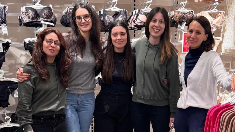 Lo staff di Tezenis a Marina aperto da Ilaria Del Giudice e Nicola Colonnata. «Vogliano riportare la gente sul litorale. e facilitre i negozi di vicinato» è la missione dei due imprenditori Lo staff di Tezenis a Marina aperto da Ilaria Del Giudice e Nicola Colonnata. «Vogliano riportare la gente sul litorale. e facilitre i negozi di vicinato» è la missione dei due imprenditori
